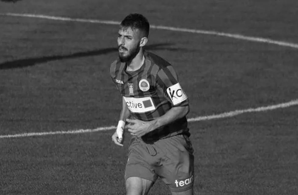 Alexandros Lampis, quien jugaba en el Ilioupoli FC, se desplomó en los primeros cinco minutos del encuentro y falleció en plena cancha. / Gentileza.