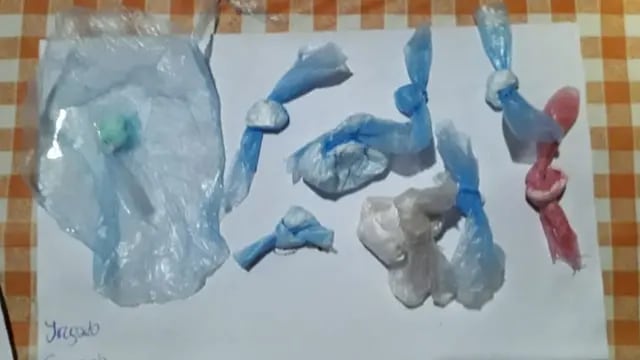Los nudos de cocaína hallados en la casa del sospechoso /Gentileza Ministerio de Seguridad.