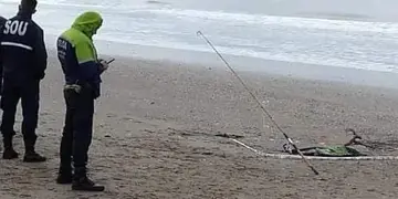 Un pescador tiró su caña al mar y sacó un brazo humano