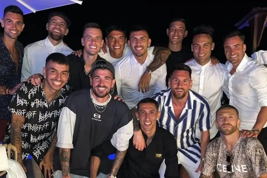 Lionel Messi festejó su cumpleaños número 35 con sus compañeros de la Selección Argentina en Ibiza. / Gentileza.