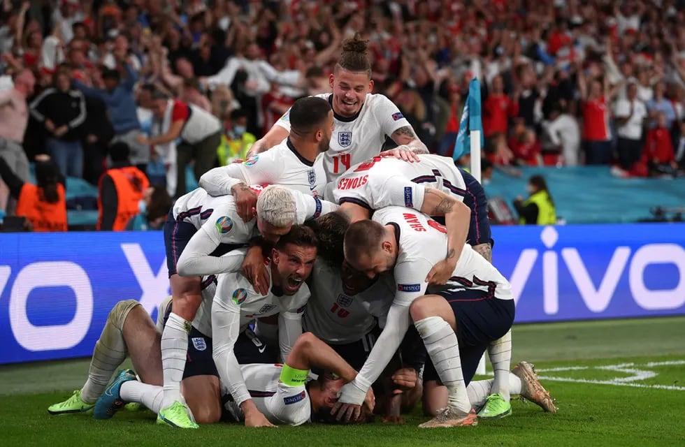 Kane, el goleador, tapado por sus compañeros, festejan el segundo gol británico ante Dinamarca. (AP)