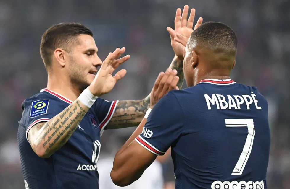 Icardi y Mbappé festejan uno de los goles del conjunto parisino.