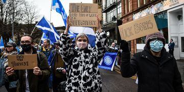 Manifestantes en Escocia