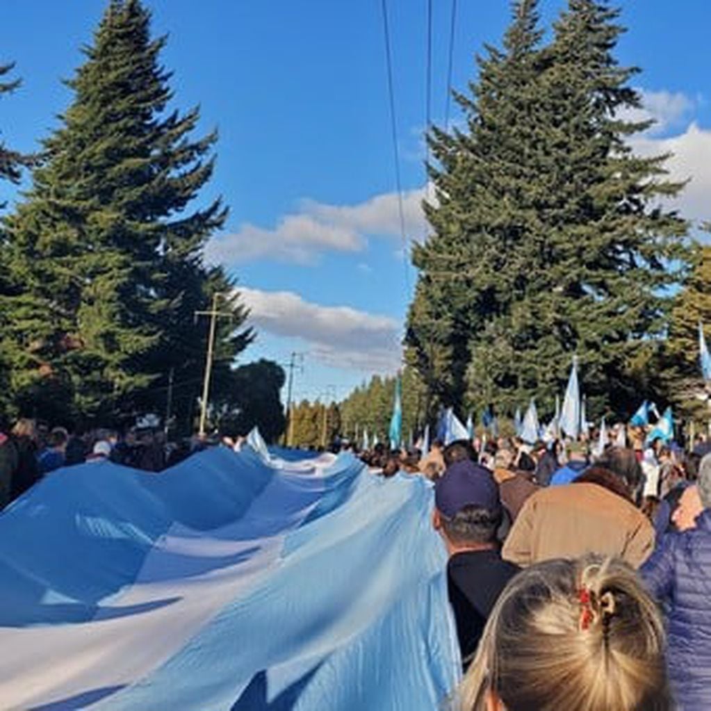 Vecinos de Bariloche protestaron en la Escuela Militar de Montaña. (Gentiliza: Clarín)