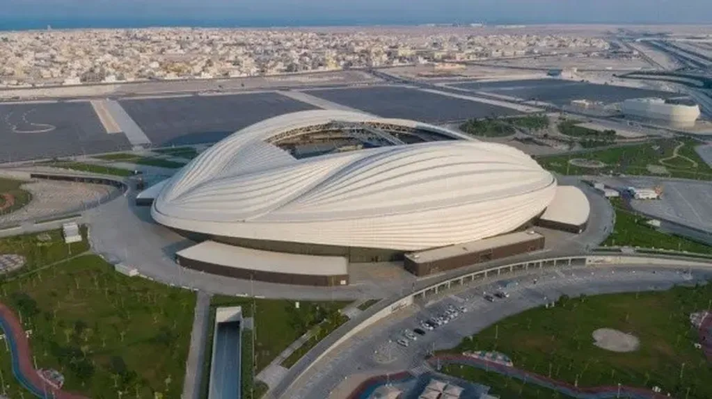 Ubicado sobre una localidad costera, el Estadio Al Janoub tiene un formato símil a una embarcación