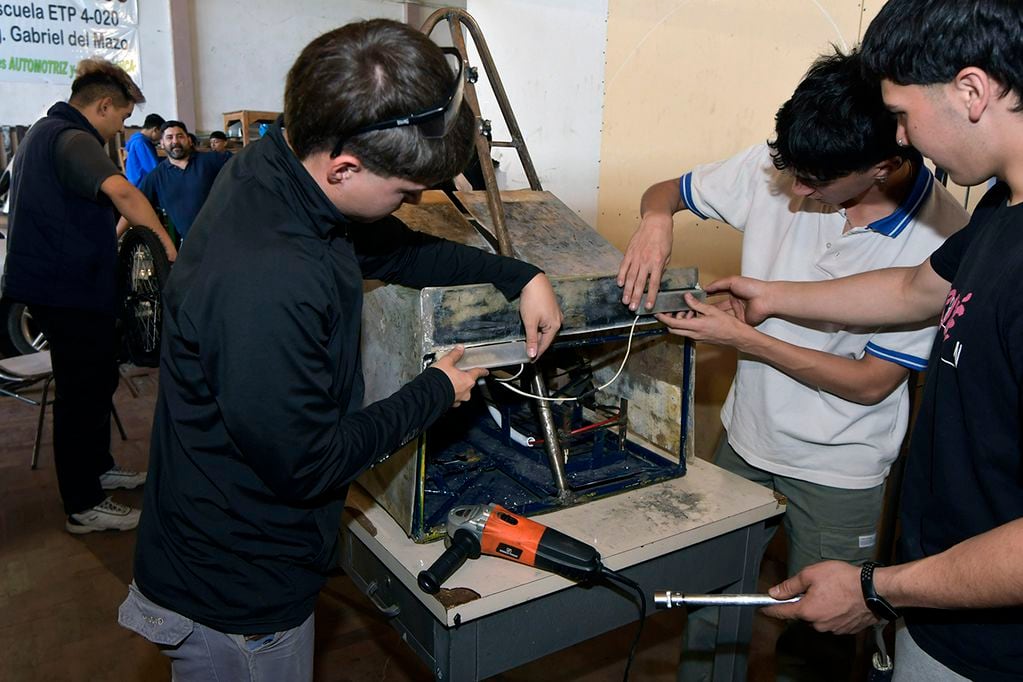 Alumnos de la Escuela Técnica 4-020 Ing Gabriel Dalmazo construyen un auto eléctrico

Foto: Orlando Pelichotti