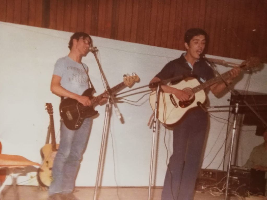 Roberto Fiat, guitarrista de Los Alfajores de la Pampa Seca, compartió un recuerdo de cuándo con Marciano Cantero tocaban en la Iglesia siendo muy jóvenes.