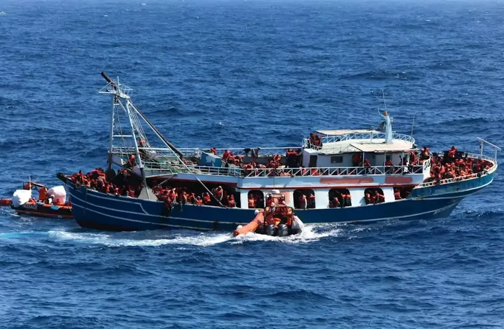 Médicos Sin Fronteras rescatan a 440 migrantes a la deriva en medio del mar Mediterráneo.