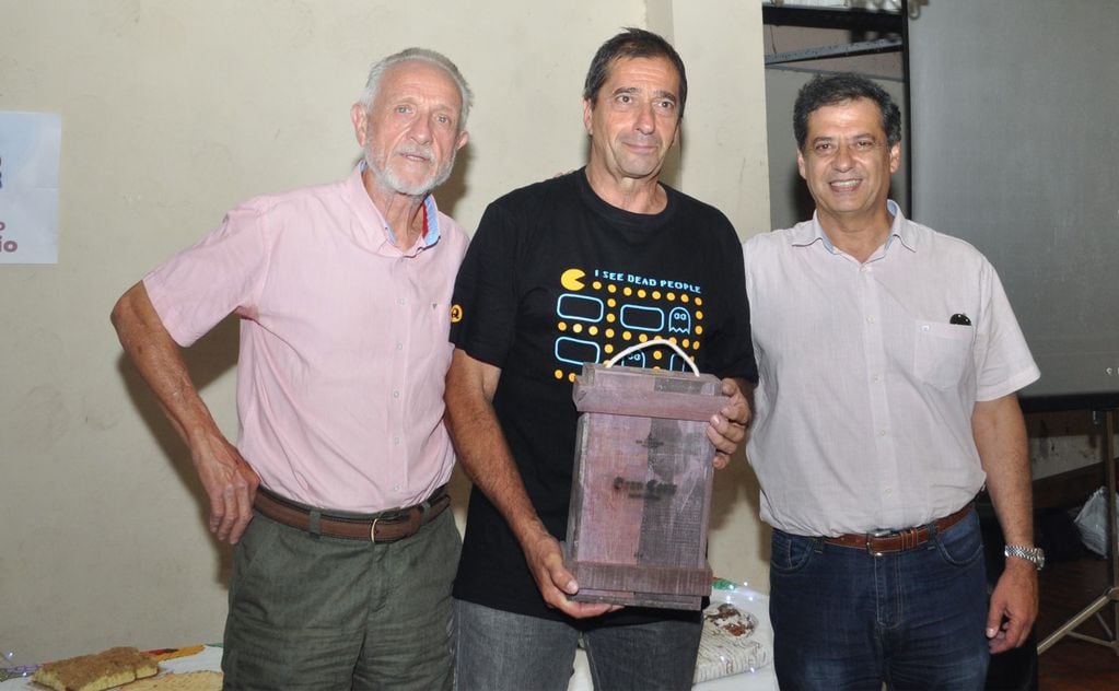 Pablo Scuri (centro), el histórico entrenador de Remo del CMR. / CMR