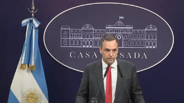 El vocero oficial Manuel Adorni en conferencia de prensa