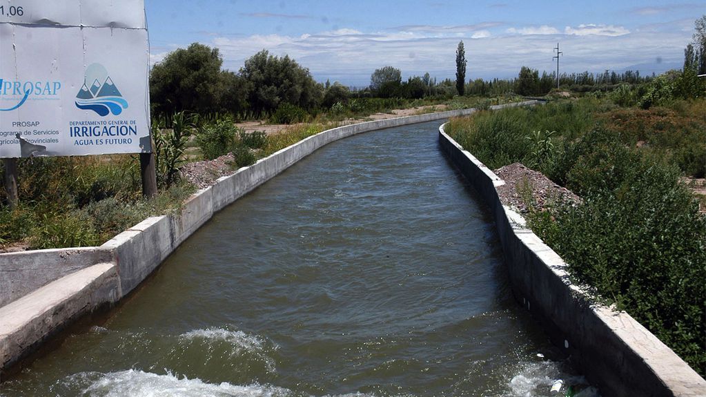El canal San Martín, el cauce que hizo construir el Libertador para irrigar los campos de la zona Este, con agua del río Tunuyán.
