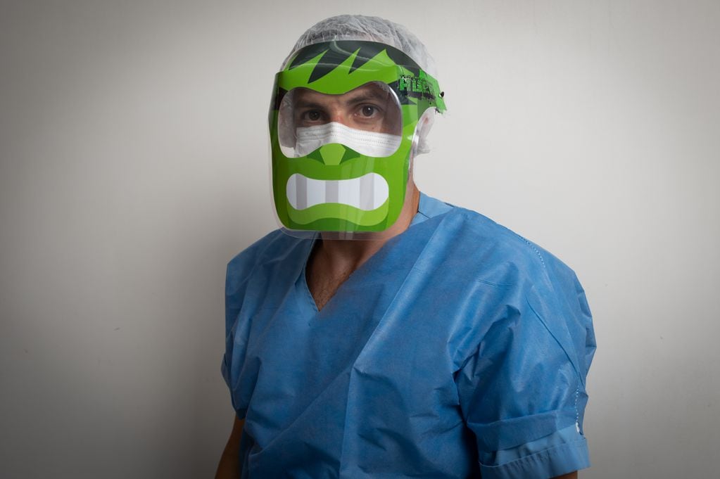 El kinesiologo Gonzalo Barroso se pone la máscara del increible Hulk y  atiende a los niños que llegan al hospital con sintomas de coronavirus en el hospital Carrillo.