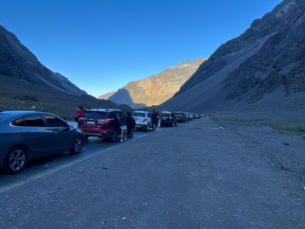 Extensa fila y gran demora para cruzar a Chile. Foto: X / @VALLEOVA