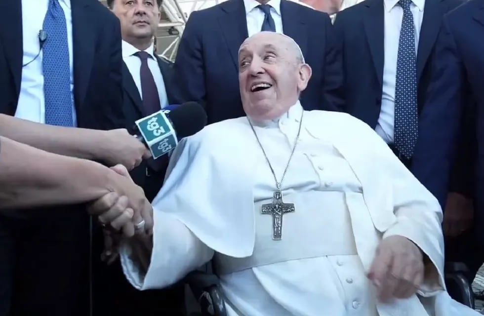 El papa Francisco recibió el alta tras la cirugía abdominal  (EFE)