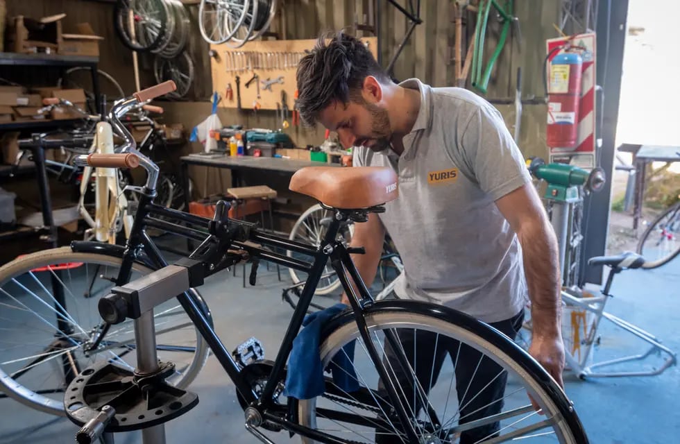 Seis trabajadores forman parte de la bicicletería Yuris, ubicada en la Incubadora de Empresas de Godoy Cruz. Venden modelos de hasta 150.000 pesos. Foto: Ignacio Blanco / Los Andes