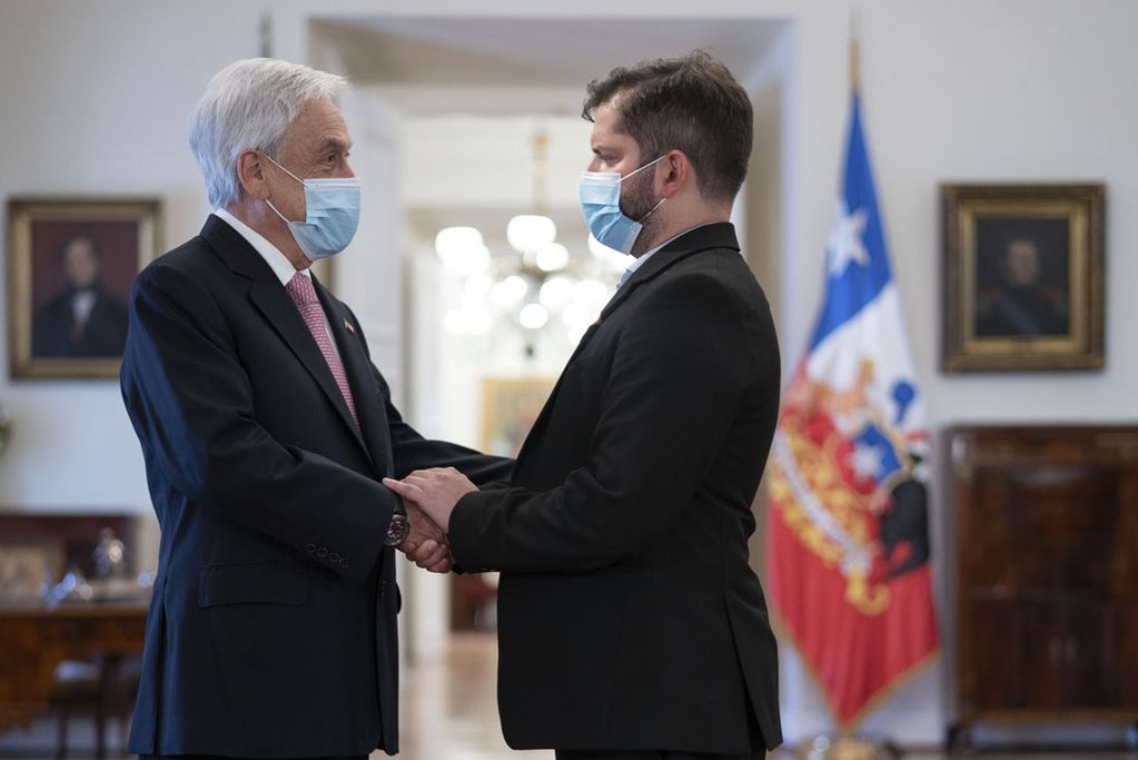 El ex presidente chileno Sebastián Piñera y Gabriel Boric sucesor en el mando presidencial, en la primera reunión por la transición. 