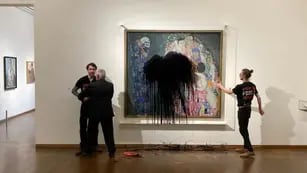 Activistas climáticos lanzaron “petróleo” a un cuadro de Klimt en un museo de Viena