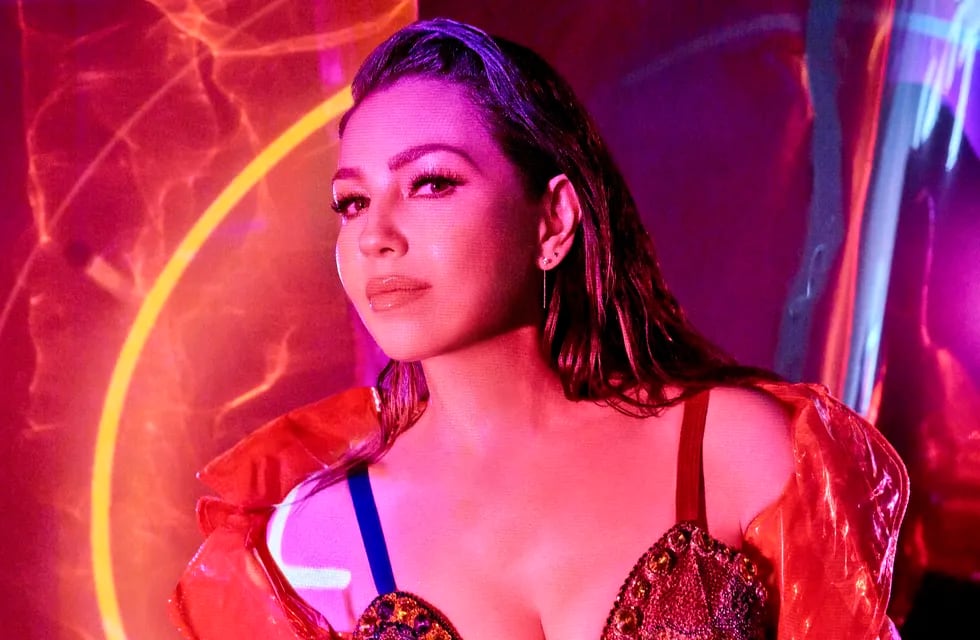 La cantante mexicana arrasa con su 15º álbum, con artistas invitados y sencillos en listas de éxitos.
