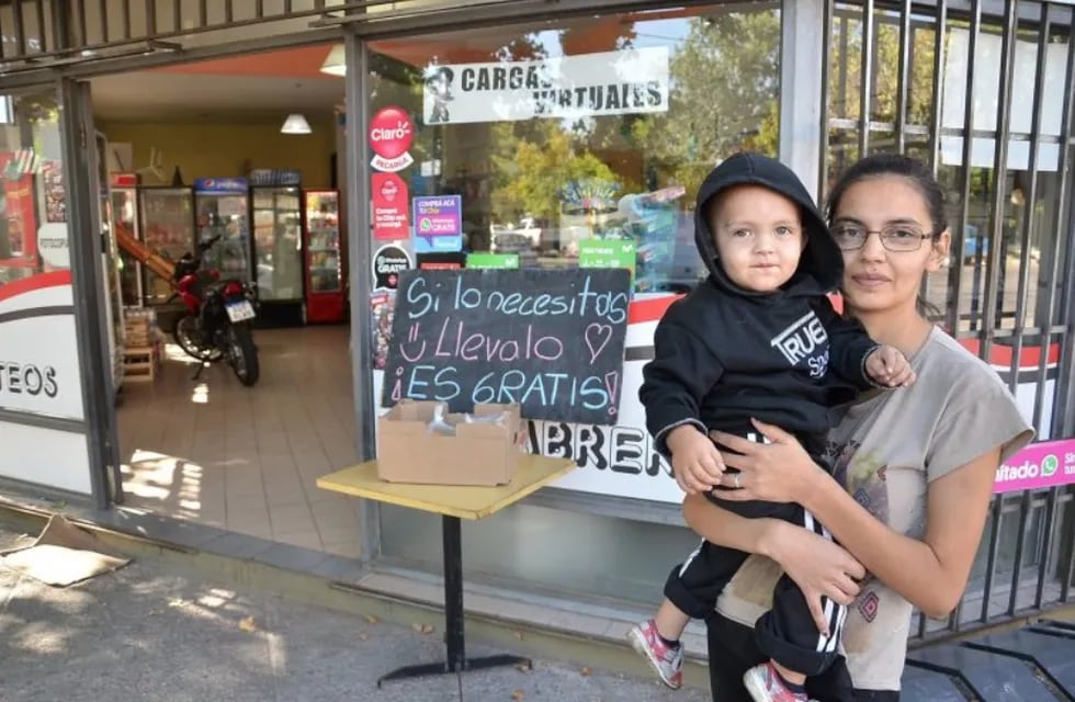 "Si lo necesita, llévelo”, la solidaria campaña de la dueña de un local de San Rafael