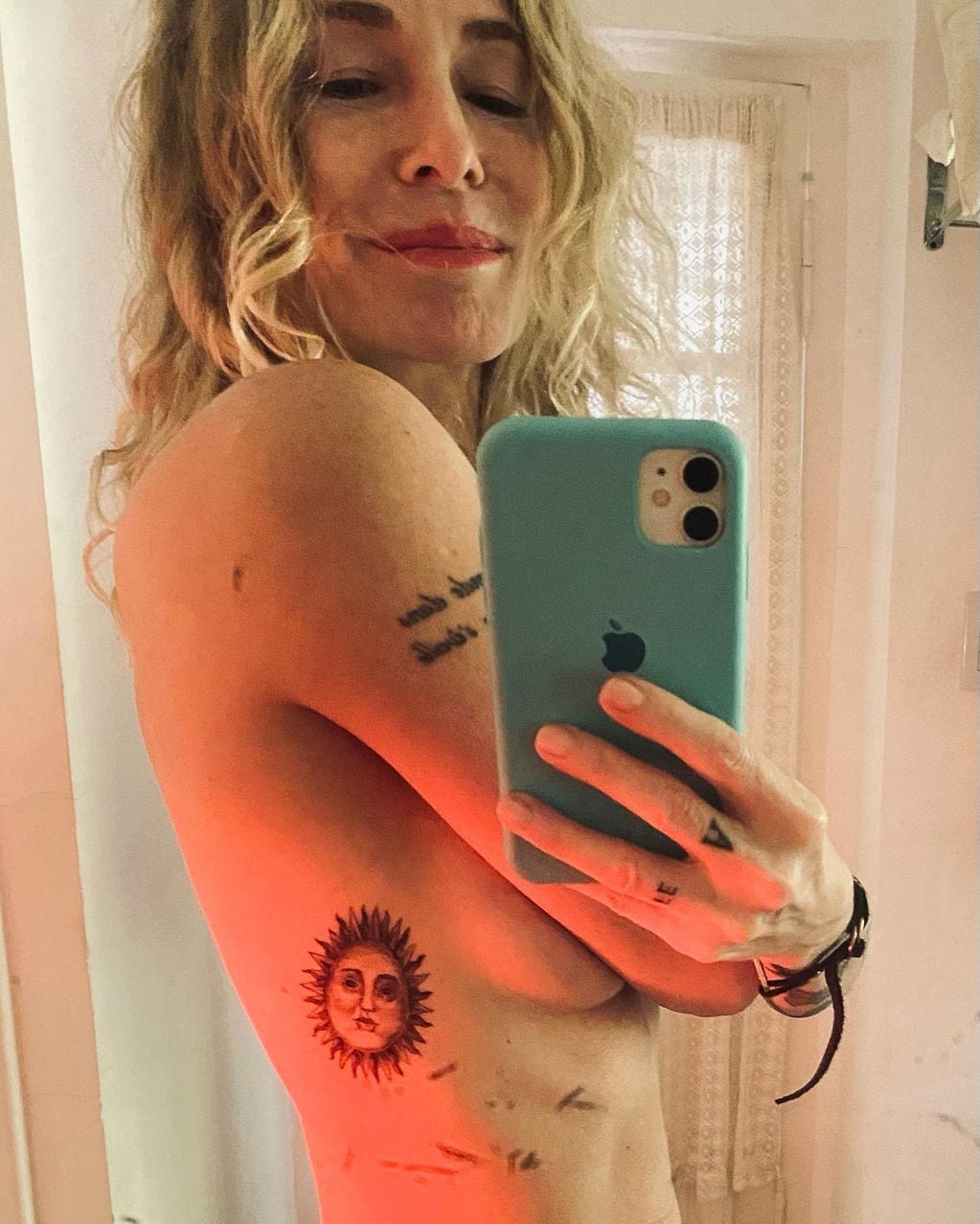 Gloria Carrá se desnudó para mostrar su nuevo tatuaje