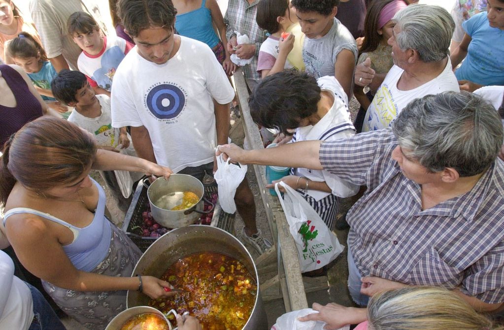 En el gimnasio número 3 de Las Heras se hizo una olla popular para protestar y dar de comer a las personas que tenían recursos. Foto: Archivo Los Andes
