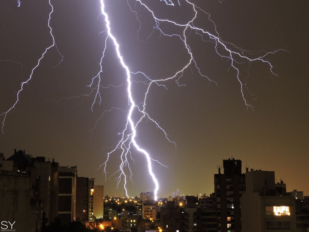 En medio de la tormenta, un rayo cayó a metros de una joven en Luján y la atendieron de urgencia. Foto: Imagen ilustrativa.