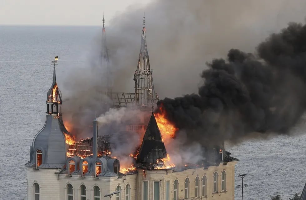 El edificio situado al bordo del mar, perteneciente a la Academia jurídica de Odesa se incendió - X