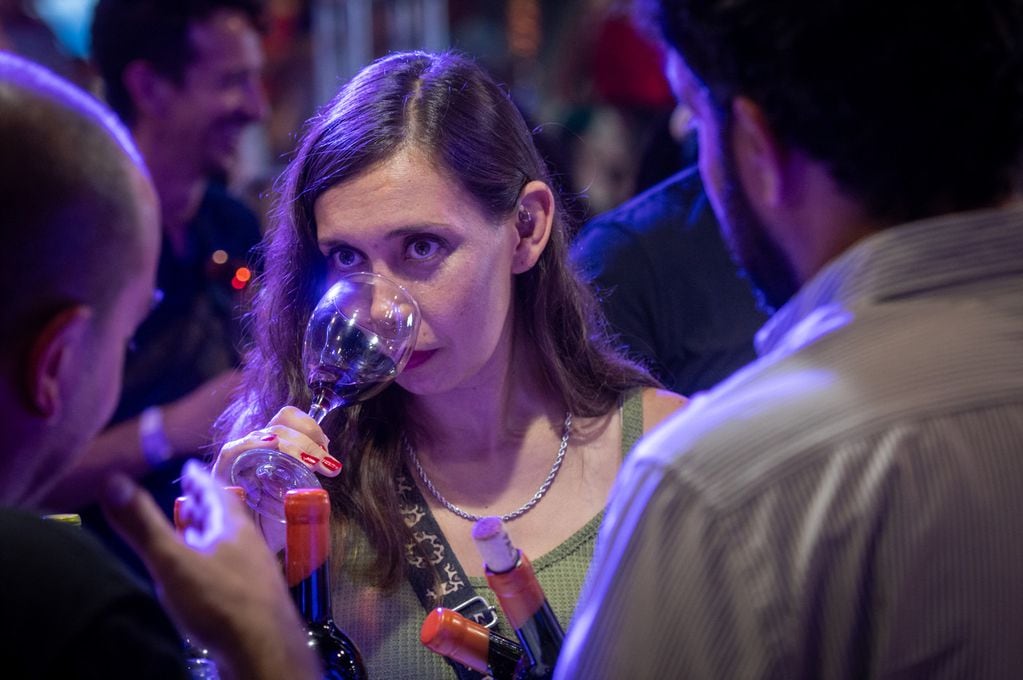 La amplia oferta de vinos mendocinos fue disfrutada por todos los asistentes
Foto: Ignacio Blanco / Los Andes 