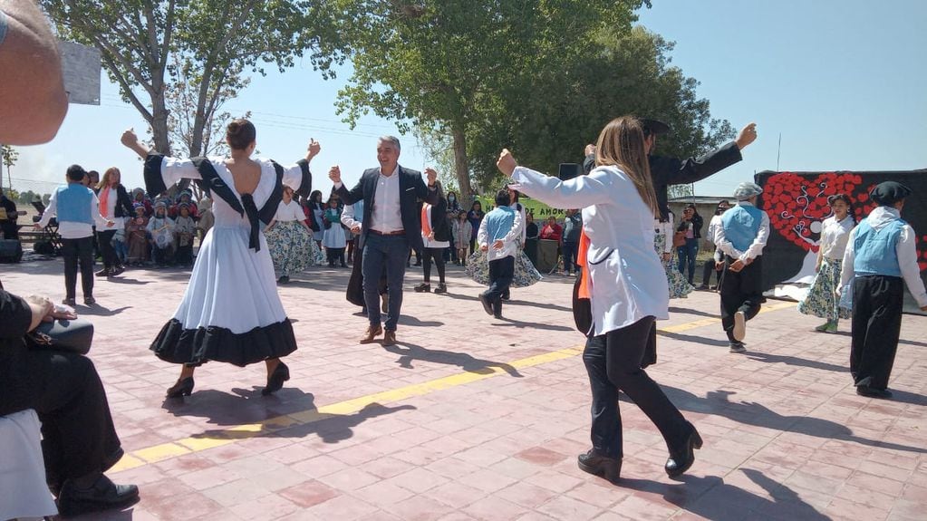 El intendente Sebastián Bragagnolo, no resistió la tentación de bailar una zamba durante el acto de aniversario de la escuela Dorrego de El Carrizal del Medio.
