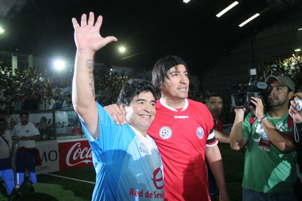 Maradona junto al ídolo chileno, Iván Zamorano. / Gentileza.