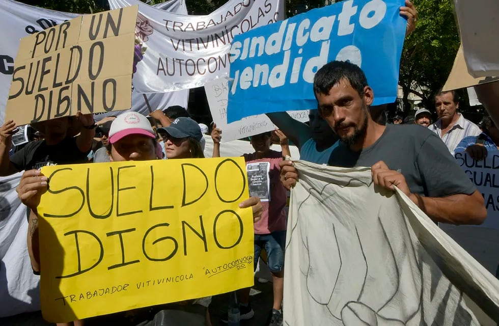 Marcha de los Trabajadores Vitivinícolas Autoconvocados en el Kilómetro de Cero de Mendoza, reclaman mejoras de contratos laborales 

Foto: Orlando Pelichotti 