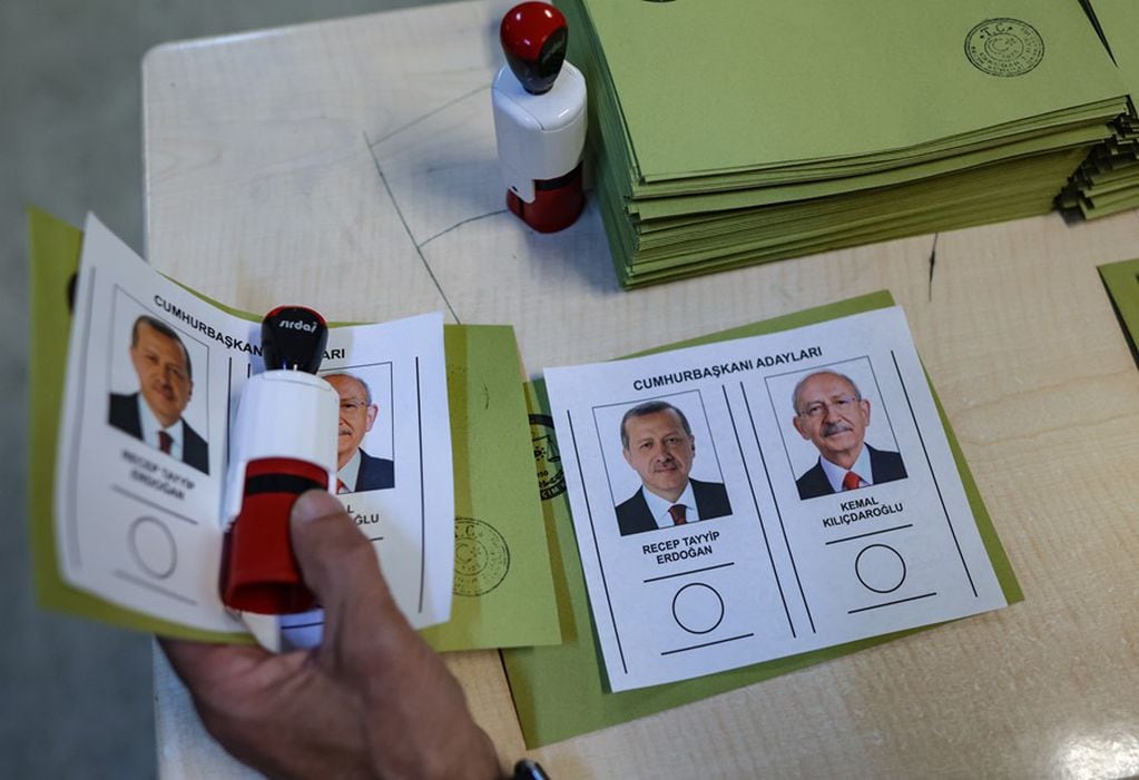 El actual presidente Recep Tayyip Erdogan y el opositor Kemal Kilicdaroglu se miden en un tenso ballotage por el futuro del país. EFE