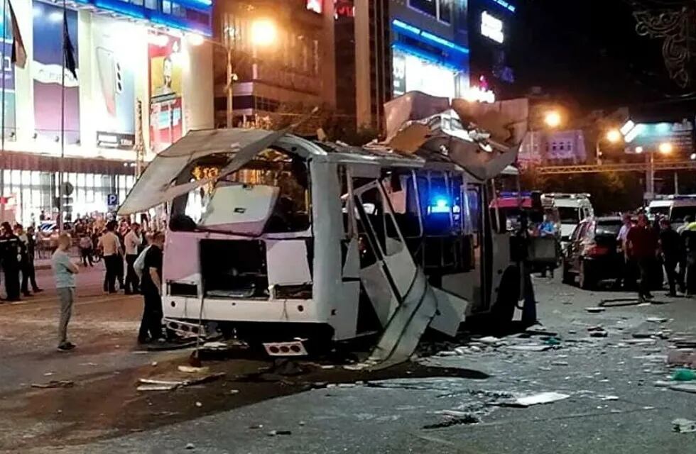 En pleno centro de la ciudad rusa de Voronezh explotó un autobús, los investigadores intentan saber cuál fue la falla, pero no descartan atentado.