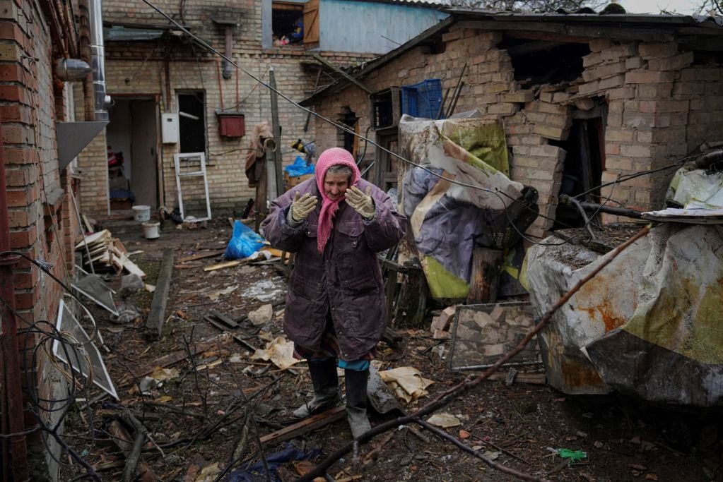 Una mujer llora en el patio de su casa, en las afueras de Kiev. (AP)
