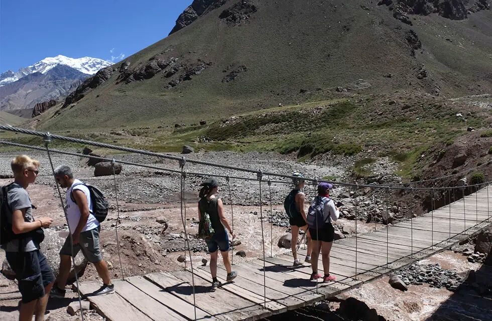 Actualmente muchos visitantes acceden al parque Nacional Aconcagua para realizar trekking o ascencer al cerro  Foto: Claudio Gutierrez / Los Andes