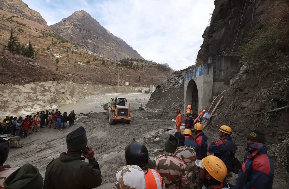 Buscan a cientos de personas desaparecidas tras el derrumbe de un glaciar del Himalaya en la India. AP