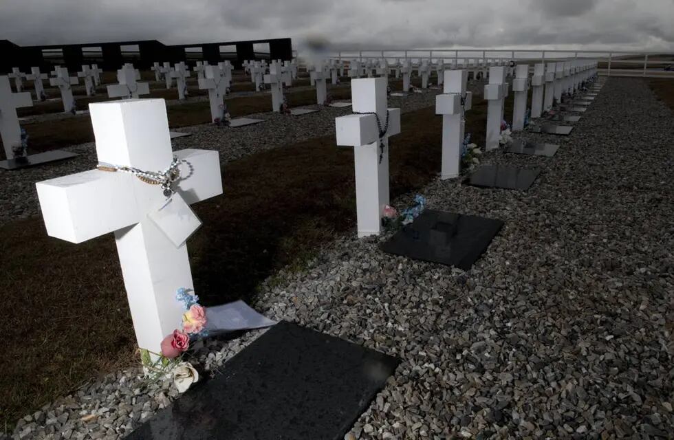 Argentina le exige a Reino Unido avanzar con la búsqueda de soldados caídos en Malvinas. - Los Andes