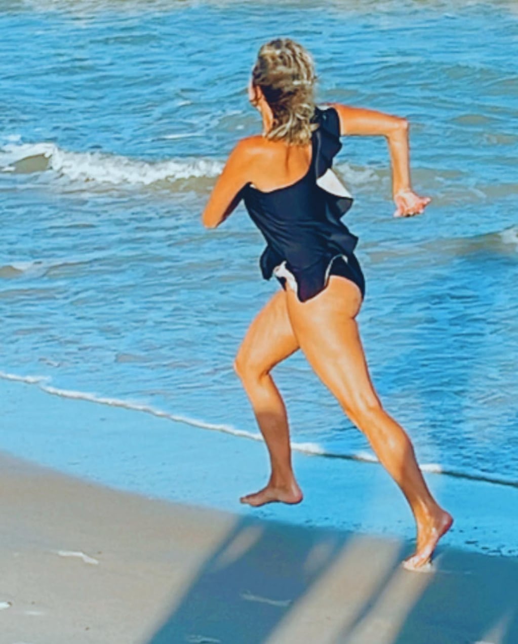 Carla Peterson al natural en la playa.