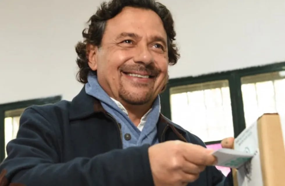 Gustavo Sáenz, gobernador reelecto de Salta votando en el colegio secundario 5080, Dr. Manuel A. Castro. Foto: Twitter