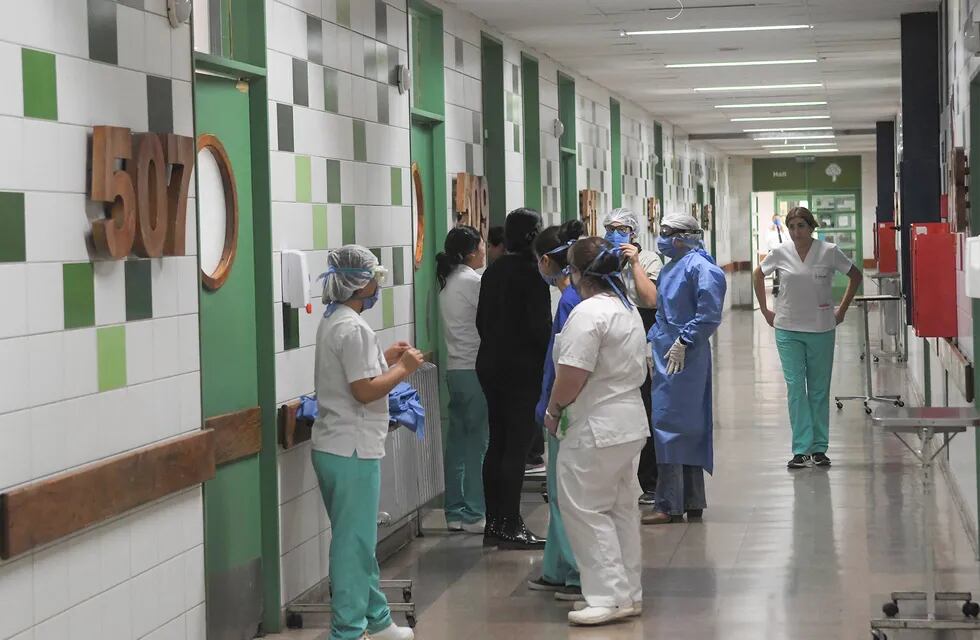 Personal sanitario durante una charla informal en un pasillo del hospital Central. Algunas áreas de este centro asistencial está trabajando al 60%.