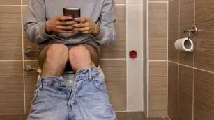 Un hombre pasó muchas horas sentado en el inodoro mirando su celular y se le salió el intestino
