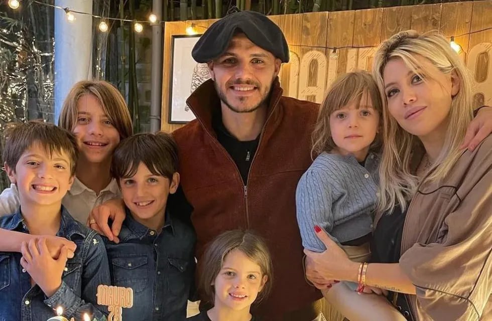 Mauro Icardi y Wanda Nara rodeados por sus hijos en el festejo de cumpleaños del futbolista (Instagram).
