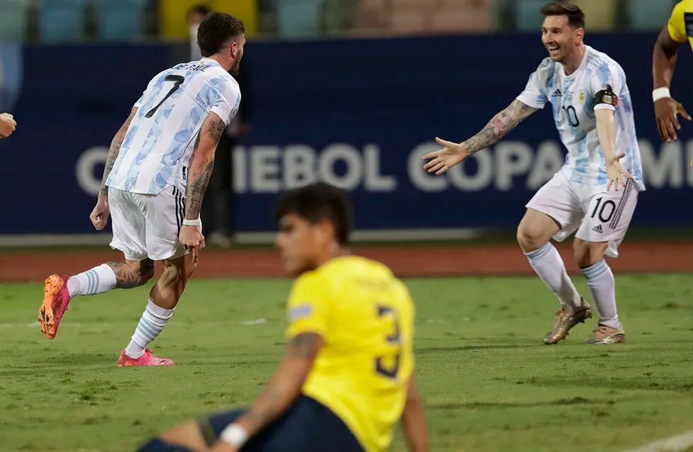 Rodrigo de Paul (7), de la selección de Argentina, festeja con Lionel Messi luego de anotar ante Ecuador en los cuartos de final de la Copa América.