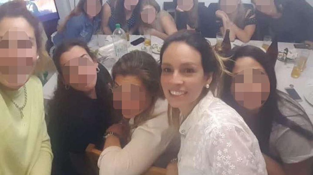 
    Julieta Silva, con prisión domiciliaria, durante una reunión con amigas. / Facebook Ariadna Fortunato
   
