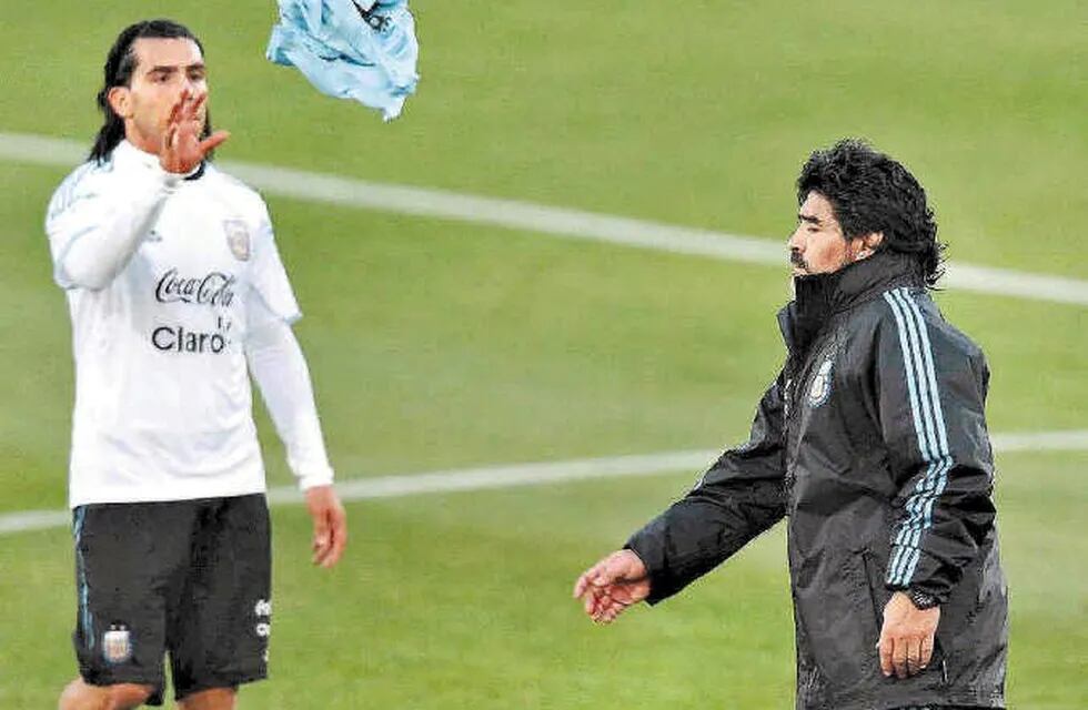 Un día como hoy de 2010: Maradona le da la casaca titular a Tevez
