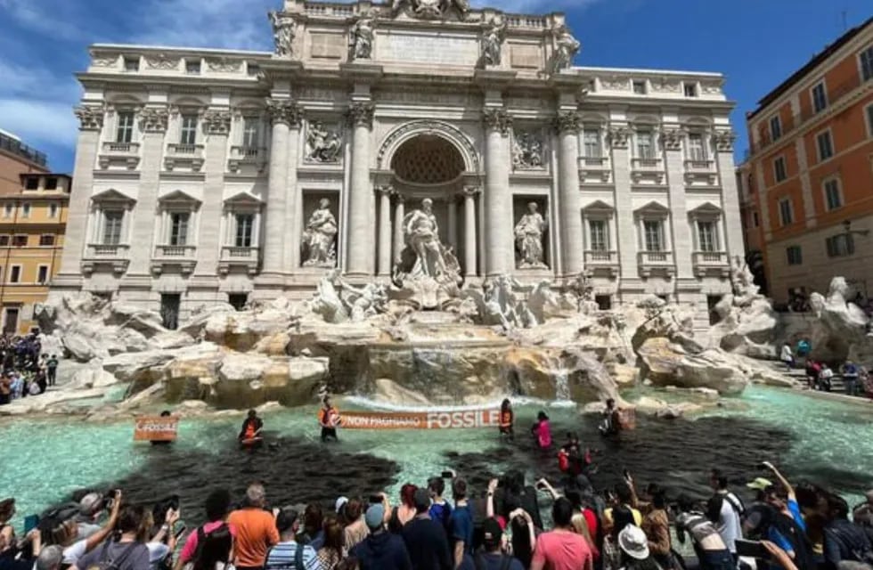 Roma: activistas climáticos tiñeron de negro la Fontana di Trevi. Foto: Ultima Generazione.