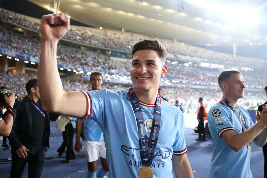 Julián Álvarez celebra el título logrado con Manchester City. (Gentileza Four Four Two).
