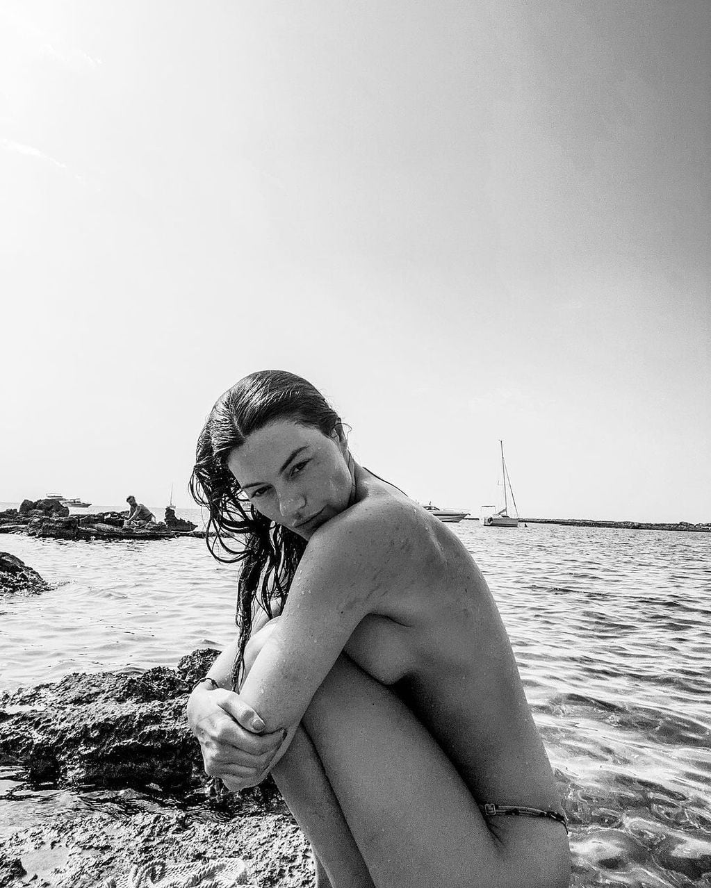 La modelo posó en topless, en Menorca.