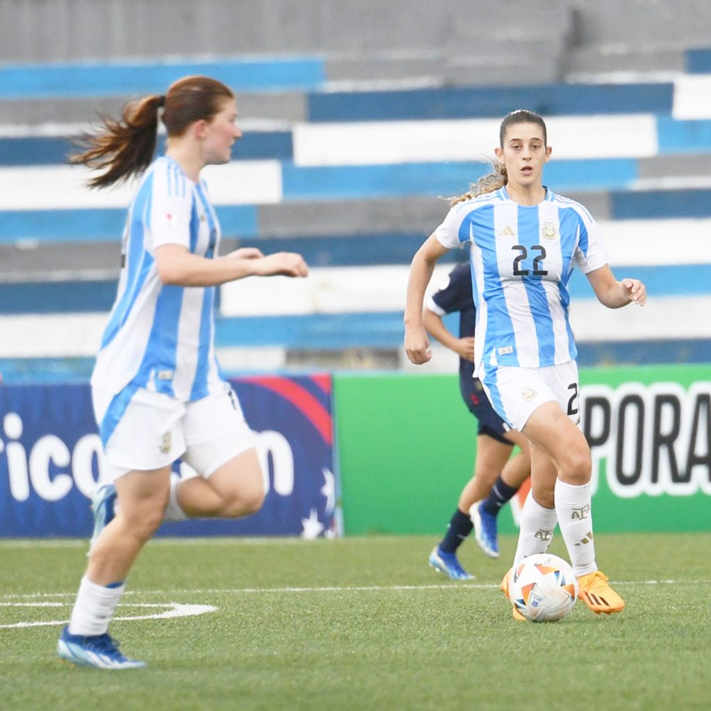 La mendocina Margarita Giménez (con la 22) fue titular en el duelo contra Paraguay.