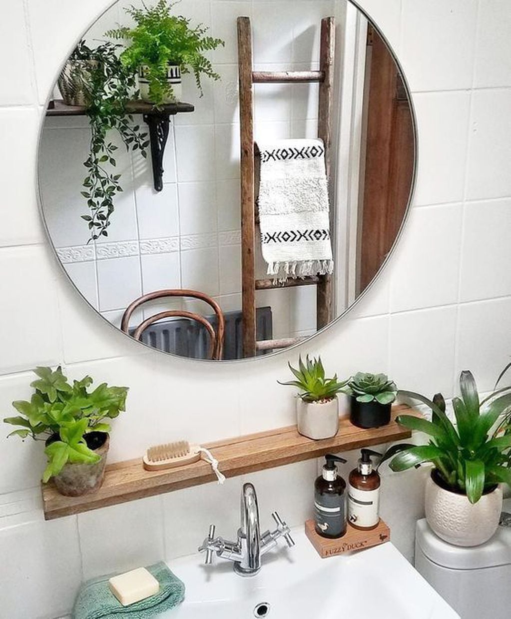 Elementos decorativos para transformar tu baño: macetas con plantas